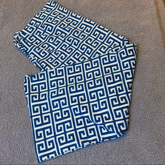 The Royal Standard Infinity Scarf - Picture 4 of 5